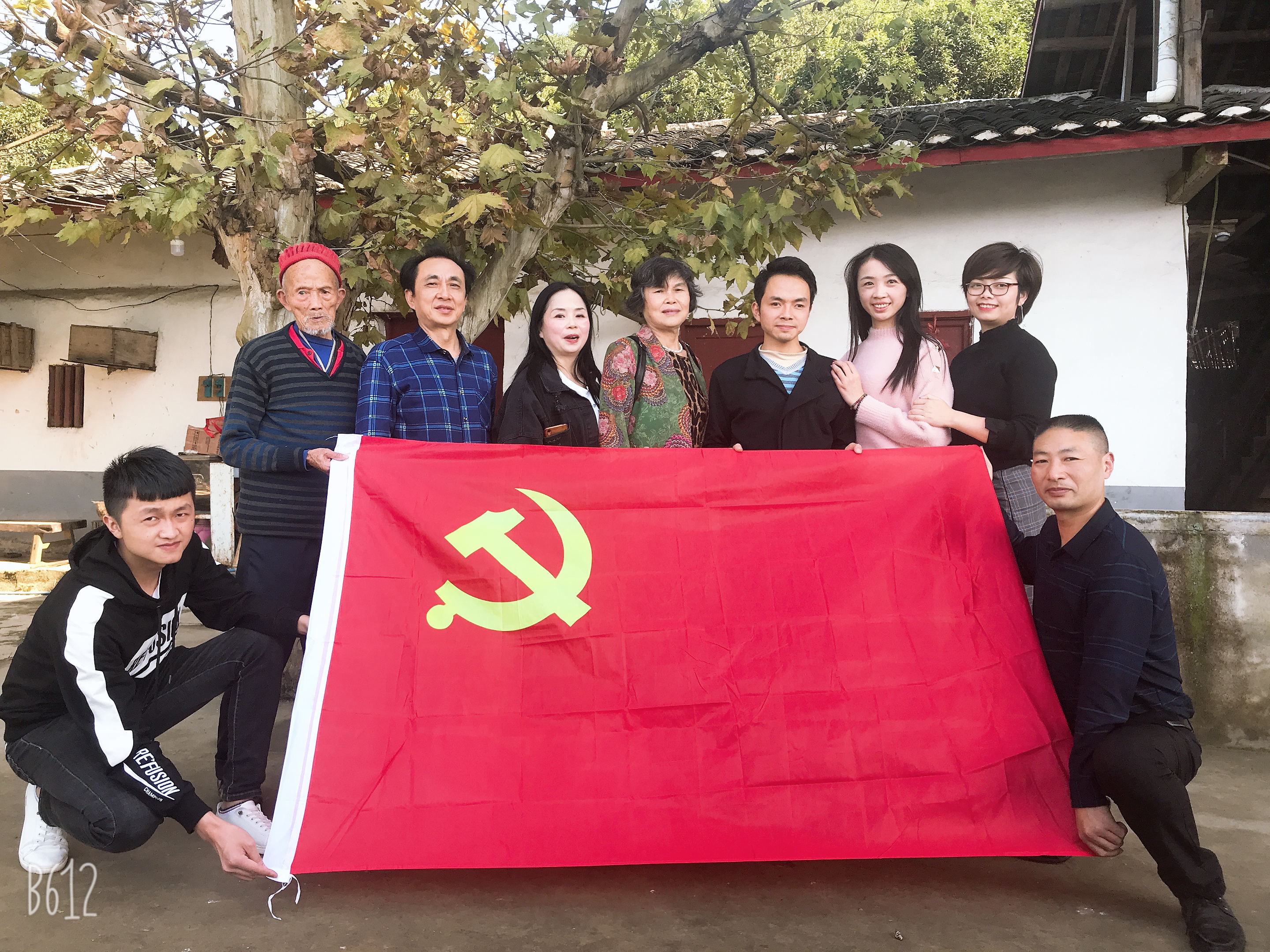 党支部书记周小波及副书记刘久千带领各党员慰问留守老人